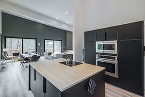 Hot Tub + Fire Pit: Modern North Carolina Retreat