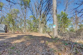 Winnsboro Tiny House w/ Trails, Yard Games & More!