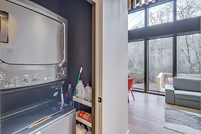 4 Mi to Downtown Brevard: Sleek Cabin w/ Deck