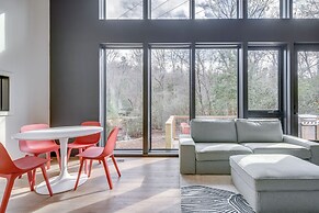 4 Mi to Downtown Brevard: Sleek Cabin w/ Deck