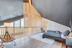 4 Mi to Downtown Brevard: Sleek Cabin w/ Deck