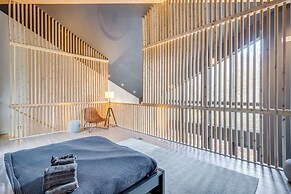 4 Mi to Downtown Brevard: Sleek Cabin w/ Deck