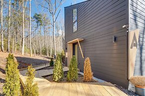 4 Mi to Downtown Brevard: Sleek Cabin w/ Deck