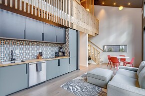 4 Mi to Downtown Brevard: Sleek Cabin w/ Deck