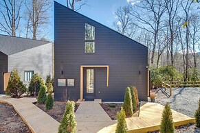 4 Mi to Downtown Brevard: Sleek Cabin w/ Deck