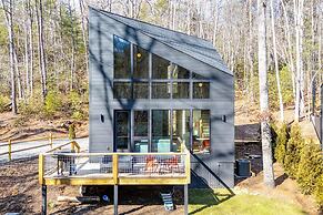 4 Mi to Downtown Brevard: Sleek Cabin w/ Deck