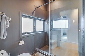 4 Mi to Downtown Brevard: Sleek Cabin w/ Deck