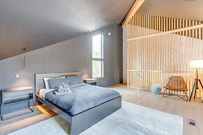 4 Mi to Downtown Brevard: Sleek Cabin w/ Deck