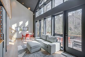 4 Mi to Downtown Brevard: Sleek Cabin w/ Deck