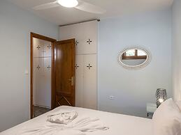 Elena s Traditional Dreamhouse