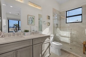 749 Paradise Pointe New Luxury Build 7 Bedroom Home