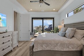 749 Paradise Pointe New Luxury Build 7 Bedroom Home