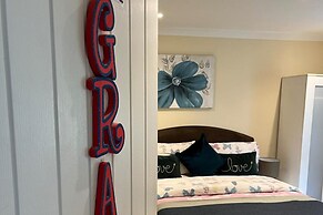 3 Bed Cottage Retreat - Private Garden & Parking