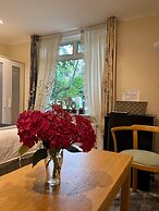 3 Bed Cottage Retreat - Private Garden & Parking