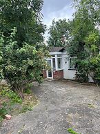 3 Bed Cottage Retreat - Private Garden & Parking