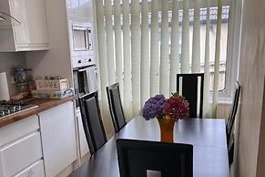 3 Bed Cottage Retreat - Private Garden & Parking