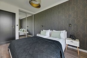 Lion Apartments - Front Park