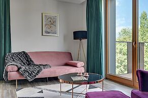 Lion Apartments - Front Park