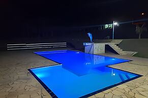 Chácara com 4 Chalés grande piscina