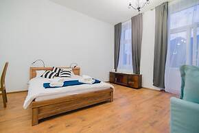 Oak Tree Old Town Apartments