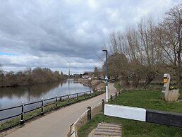 1-bed Home for 2, Parking, Garden & Great Location