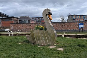 1-bed Home for 2, Parking, Garden & Great Location