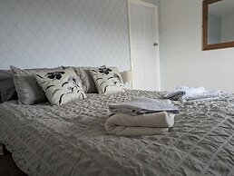 1-bed Home for 2, Parking, Garden & Great Location