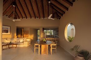 Beachfront Condo Los Panchos 301