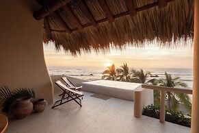 Beachfront Condo Los Panchos 301