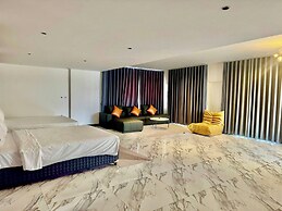 Luxe Paradise Suites Hotel Hoang Cau