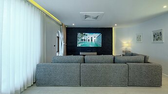 A Dream Naka Island - Beachfront Retreat