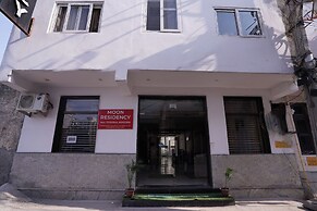 Hotel Moon Taj Near Yashobhoomi