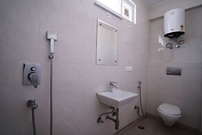 Hotel Moon Taj Near Yashobhoomi