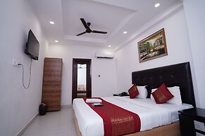 Hotel Moon Taj Near Yashobhoomi