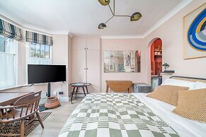 Charming Studio moments from Portobello