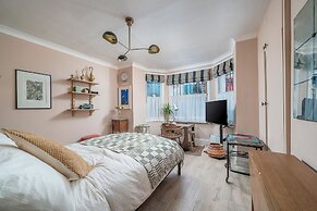 Charming Studio moments from Portobello