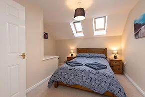 Darlington 3 bed House Near Train Station