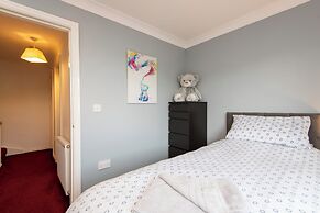 Darlington 3 bed House Near Train Station