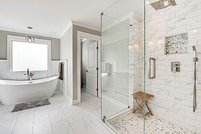 6 Mi to Downtown Atlanta: Spacious Home w/ Yard