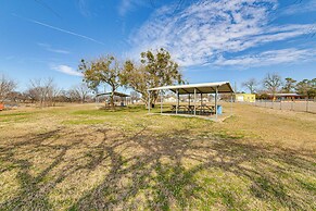 Waterfront Lake Tawakoni Home w/ Yard & Fire Pit