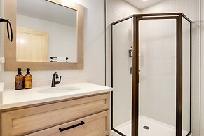 Outdoor Wet Bar: Spacious Eagle River Retreat!