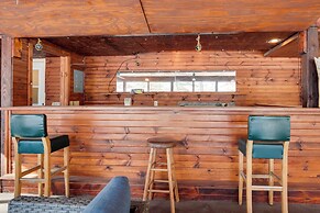 Outdoor Wet Bar: Spacious Eagle River Retreat!