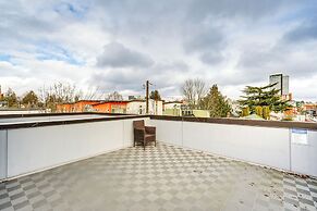 Walk to UW: Townhome w/ Rooftop Patio!