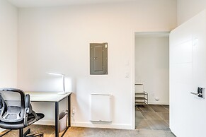 Walk to UW: Townhome w/ Rooftop Patio!