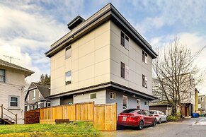 Walk to UW: Townhome w/ Rooftop Patio!