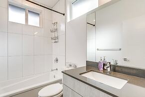 Walk to UW: Townhome w/ Rooftop Patio!