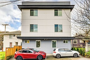Walk to UW: Townhome w/ Rooftop Patio!