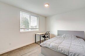 Walk to UW: Townhome w/ Rooftop Patio!