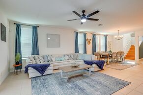 9 Mi to Disney: Group Getaway w/ Lanai & Hot Tub!