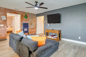 9 Mi to Disney: Group Getaway w/ Lanai & Hot Tub!